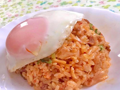 【大満足】“ピリ辛キムチとごま油”が食欲をそそる絶品『キムチチャーハン』簡単レシピ⇒ホントに箸が止まりません…