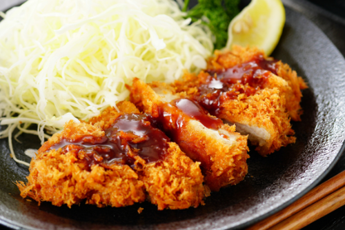 お店で食べるのがアホらしくなる…！？サクサクな絶品『とんかつ』を【フライパン】だけ作る時短ワザ