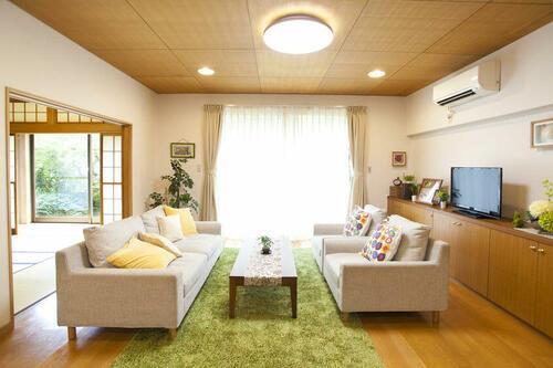 知らずにやってない？リビングが【狭く】見える家具配置⇒「直したらホントに広く見える！」