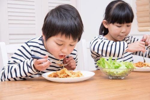 意外と間違えてる！子どもの“食べこぼし”は【絶対にこすらない】が正解！じゃあ…どうすれば？