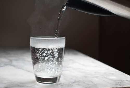 それ“逆効果”かも！白湯の【正しい飲み方】知ってる？⇒「うっかりやってました…」