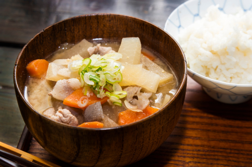 え…それも“アリ”なの！？いつもの豚汁が【劇的にウマく】なる隠し味⇒今夜さっそく作ってみて！