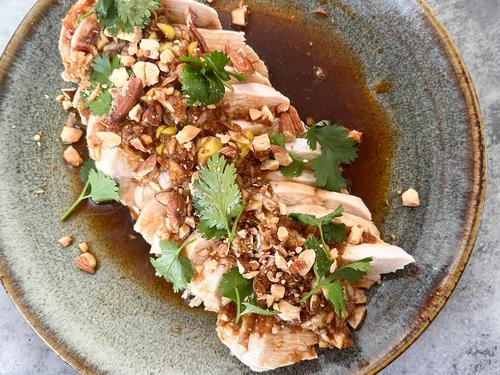 ウマすぎる…ビールが進む『絶品よだれ鶏』簡単レシピ！むね肉でヘルシー＆安くて家計に優しい◎