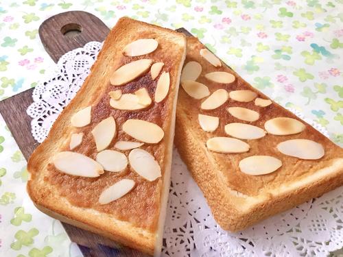 「これは毎朝食べたい…！」きなこバターがジュワッとたまらない！贅沢気分になれる『きなこバタートースト』