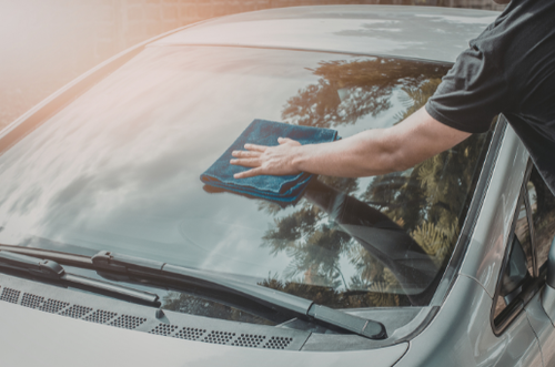 ＜フロントガラス＞内側も外側も！汚れが【みるみる落ちる】オドロキの掃除方法⇒「視界良好！めっちゃキレイです！」