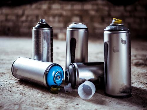 ゴミ収集車の【火災事故の原因】になるかも…！？スプレー缶は絶対に『正しい手順で』処分して！