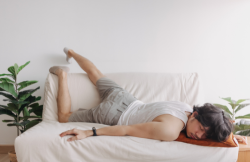 知らなかった！【寝相が悪い人】に“共通点”があったとは…今すぐ試したい対策まとめ！