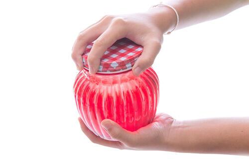 みんなどうしてた？固くて開かない“瓶のふた”が簡単に開く【驚きの裏ワザ】紹介！⇒「ありがとう助かった！」