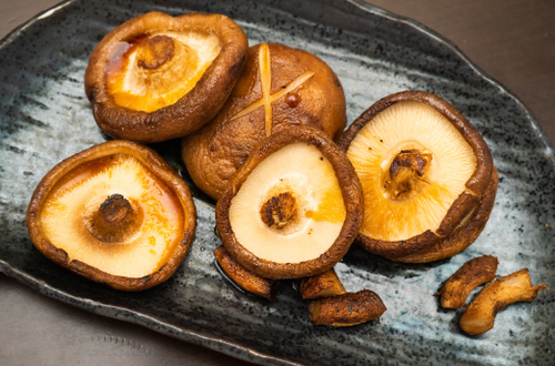 フライパン不要！試したくなる旨み凝縮の絶品『焼きしいたけ』焼き方は超簡単！