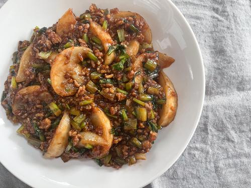 みんな喜ぶ！絶品「カブの肉みそ炒め」簡単レシピ｜食べ応えも栄養もバツグン！