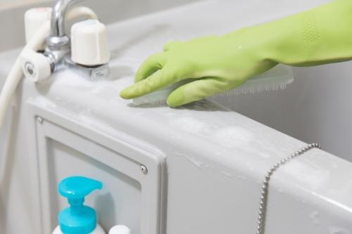 簡単すぎて“逆に”不安！？お風呂の【水垢】を一発で落とす驚愕の掃除テク！