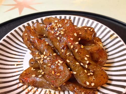 あと引く美味しさ！ジュワッと旨み広がる「甘辛こんにゃく」簡単レシピ