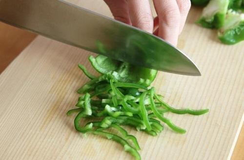 “切り方”で変わるなんて…ピーマンの【苦味】を抑える裏ワザ紹介「ホイコーローで試してみます！」