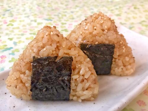 最後まで“風味豊か”な絶品「粉かつおおにぎり」簡単レシピ｜ランチにもお弁当にも！