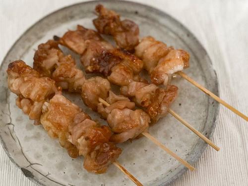 【試してみて】スーパーの焼き鳥が『お店レベル』にウマくなる焼き方｜魚焼きグリルでOK！