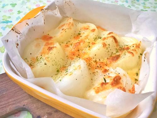 甘くてとろとろ♪あと1品にピッタリな「新玉ねぎのチーズ焼き」簡単レシピ