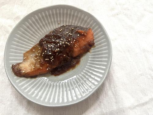 ごはんもお酒も止まらない♪失敗しない「味噌だれの焼鮭」簡単レシピ｜フライパンだけでOK！