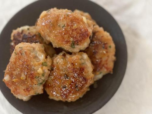 食欲そそる「みそ鶏つくね」簡単レシピ｜玉ねぎたっぷりふわふわ食感がクセになる♡