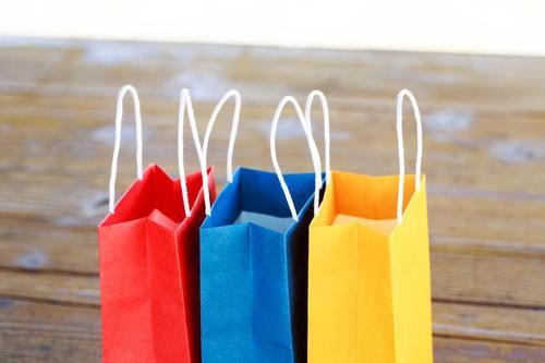 「その手があったか！」→溜まりまくった“紙袋”が【超優秀な】収納アイテムに変身！アッと驚く活用術を紹介！