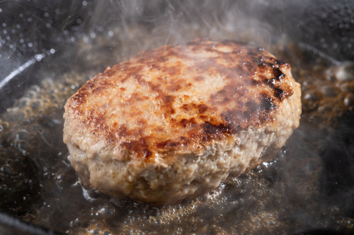 説明できる？ハンバーグを焼く前に【へこませる】理由⇒「そんな意味があったなんて…！」