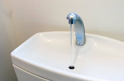 不衛生すぎ…トイレ手洗い器の【黒ずみ】ちゃんとキレイにしてる？→簡単すぎる掃除方法あり！