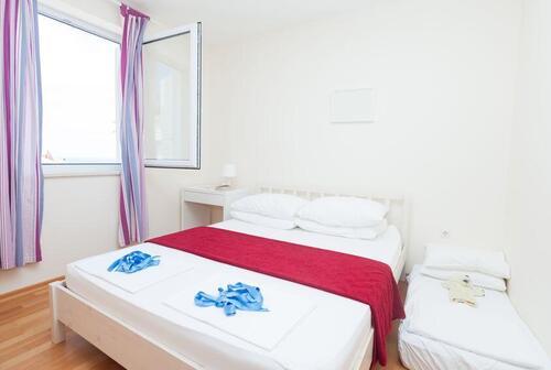 【悲劇】取れない疲れ“ベッドの配置”が原因かも？→懸念される『軽視できない悪影響』に驚愕！？