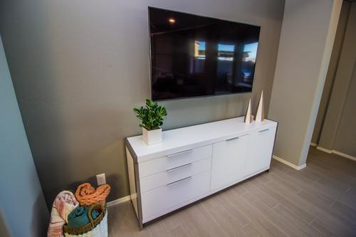 壁掛けテレビには意外すぎる“デメリット”あり！設置前のチェックポイントは4つ→「言われてみれば確かに…」