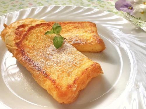 まるでプリン！卵黄だけで作る「濃厚フレンチトースト」簡単レシピ｜ひと口で幸せに♪