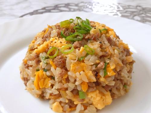 誰が作っても“プロの味”になる！絶品「ひき肉チャーハン」簡単レシピ｜最後の一口までお箸が止まらない♪
