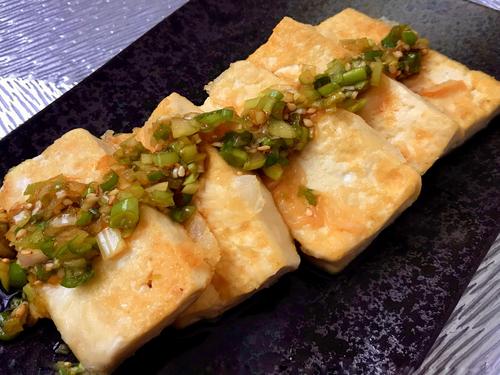 最高のおつまみ「豆腐の韓国焼き」簡単レシピ｜ピリ辛ダレと豆腐が相性抜群！