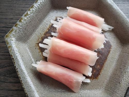 【梨の生ハム巻き】梨の甘みと生ハムの塩味が美味しい！