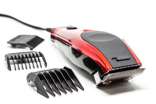 バリカンといろいろな長さのアタッチメントの写真