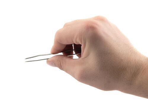 ピンセットを持つ手の写真