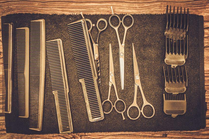 ハサミやクシなど髪をカットするために必要な道具