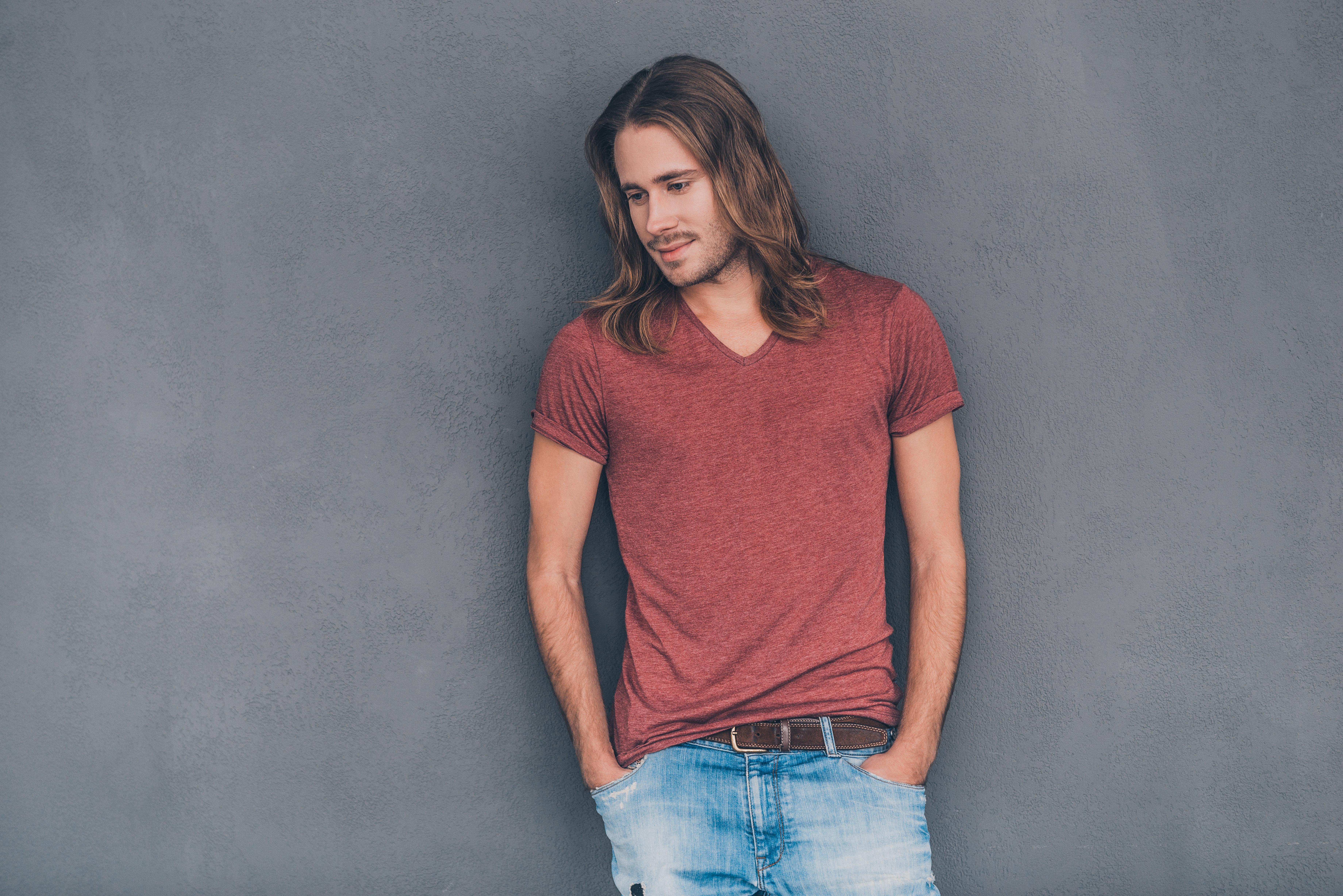 ロングヘアの男性