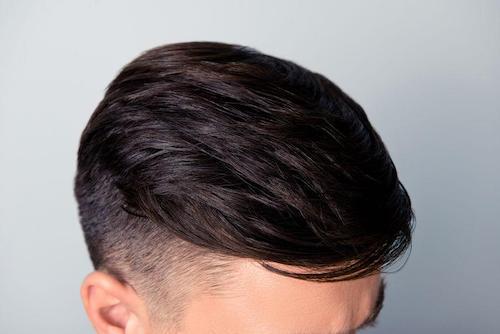 オールバック風のオシャレな髪型をした男性の写真