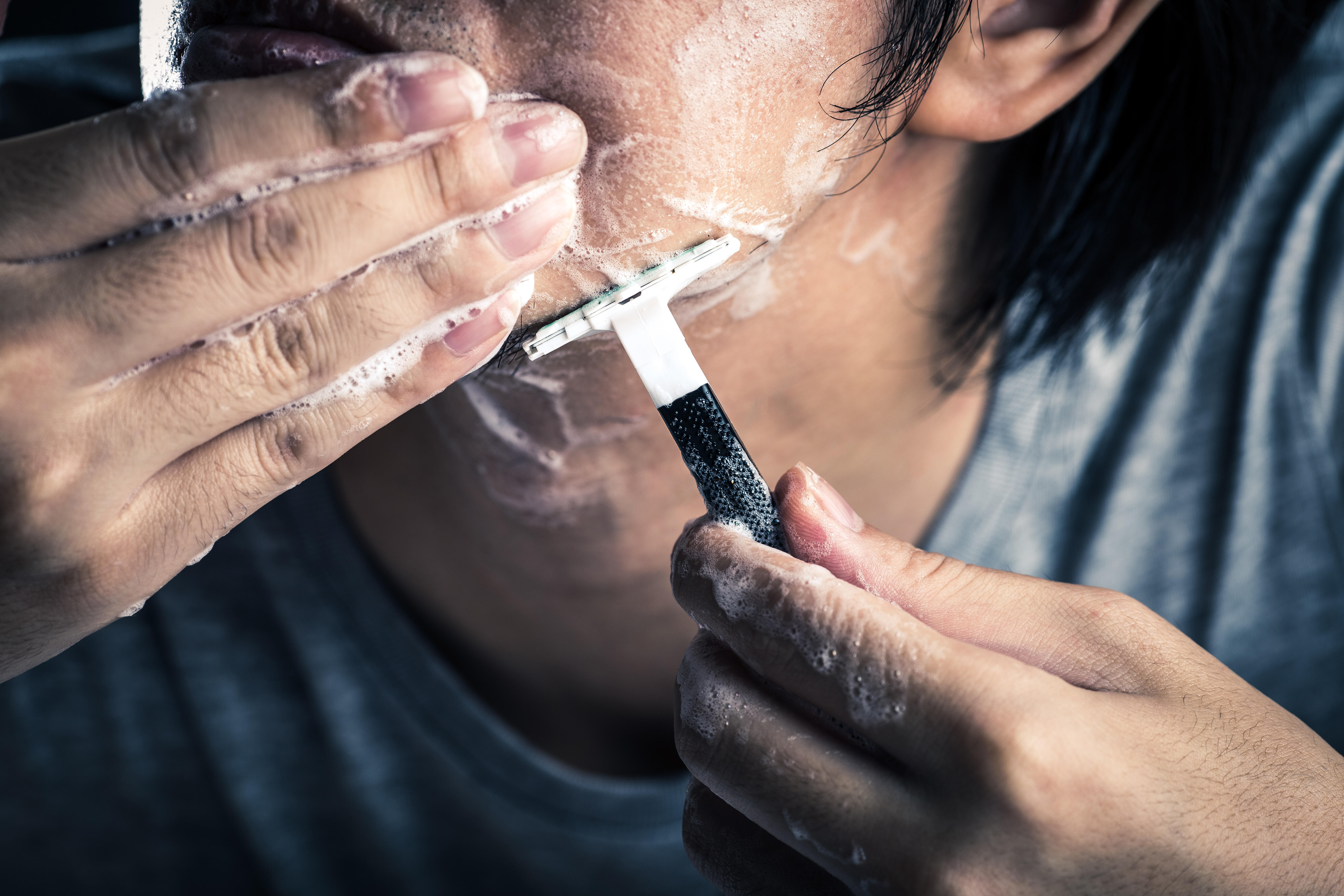 髭を剃っている男性の写真