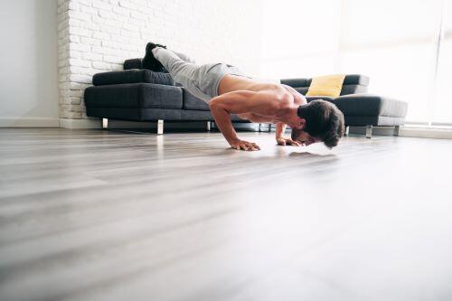 デクラインプッシュアップをする男性の写真