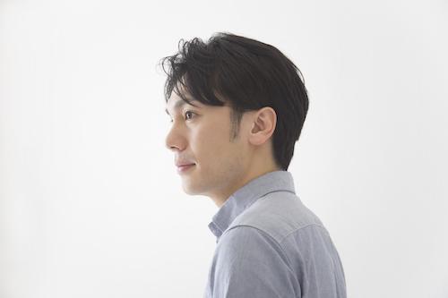 横を向く雰囲気イケメンのイメージ写真
