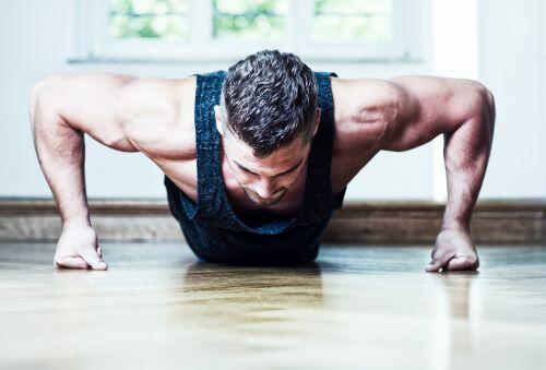 腕立て伏せをする太くたくましい腕の男性の写真