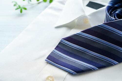 ストライプネクタイは向きによって意味が違う！おすすめブランドは？