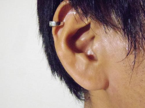 イヤーカフを付けた男性の写真