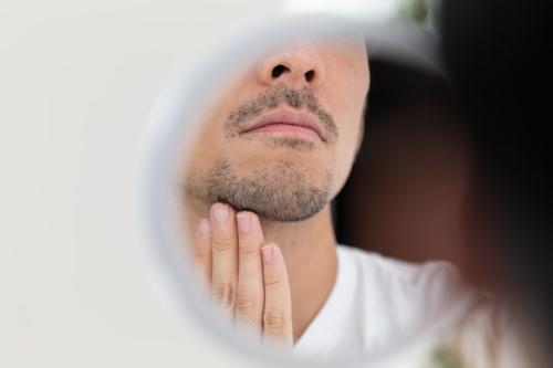 鏡であごを見る