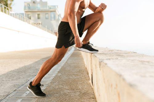 太もも痩せのためにエクササイズをする男性のイメージ写真