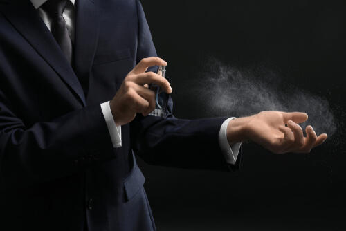 オードトワレをつけている男性の写真