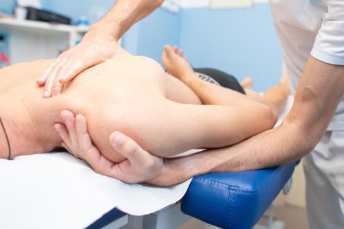 横たわって肩甲骨はがしをやってもらっているところのイメージ写真