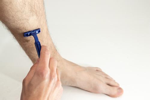 カミソリですね毛処理をしているところの写真