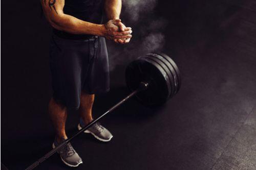バーベルシュラッグをしようとしている男性