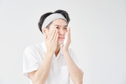 角質ケアをする男性のイメージ写真