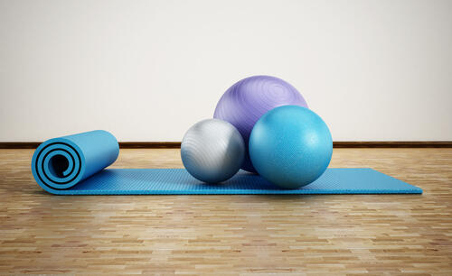 ヨガマットとストレッチボールの写真